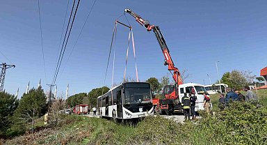 Çanakkale'de yoldan çıkan otobüste şoför mahsur kaldı