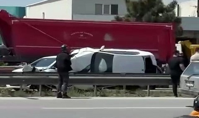 Çarpıştığı otomobil ile bariyer arasında sıkıştı