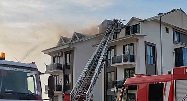Çatı alev alev yandı, bina sakinleri gözyaşları içinde izledi