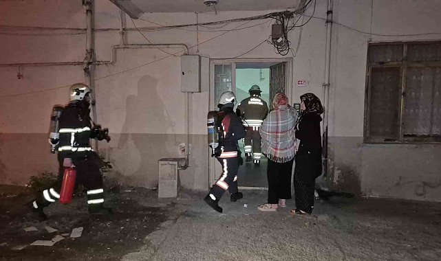 Çatıda çıkan yangın mahalle sakinlerini sokağa döktü