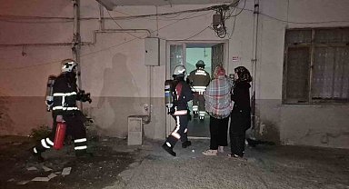 Çatıda çıkan yangın mahalle sakinlerini sokağa döktü