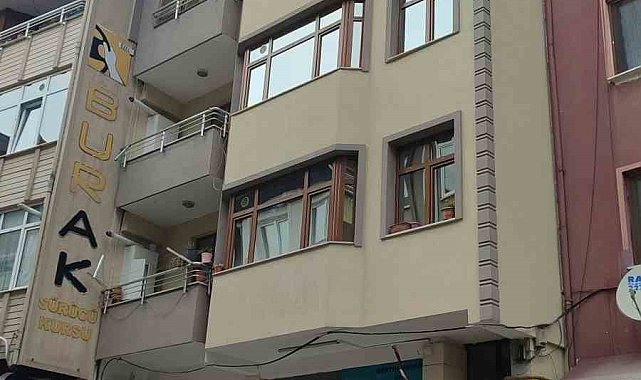 Çatıdan düşen kalaslar paniğe neden oldu