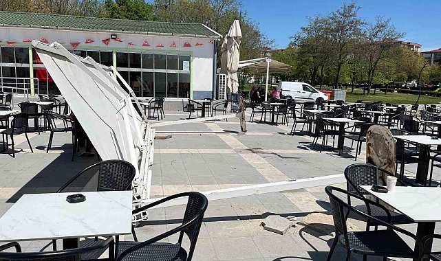 Çay içmeye diye oturduğu kafe bahçesinde tente üzerine devrildi