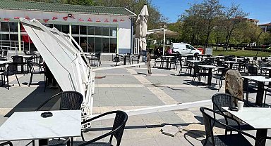 Çay içmeye diye oturduğu kafe bahçesinde tente üzerine devrildi