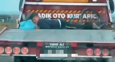 Çekici kasasında çocuk taşıdı, görüntüler dehşete düşürdü