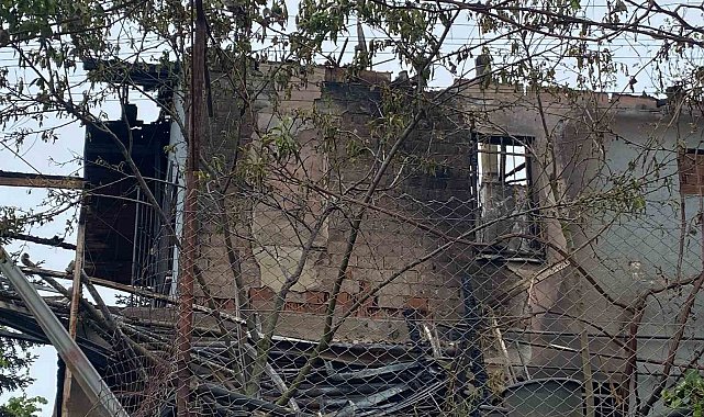 Cenazeye giden ailenin evi alevlere teslim oldu