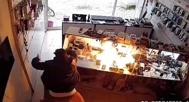 Cep telefonu bataryası tamir sırasında alev aldı
