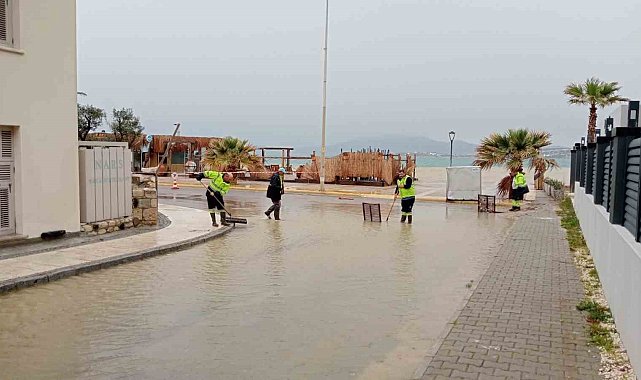 Çeşme'de sağanak yağış: Sokaklar göle döndü