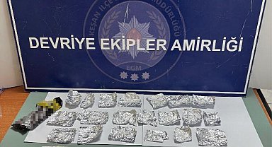 Çikolata paketine sakladığı uyuşturucu ile yakalandı
