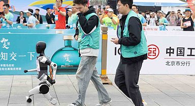 Çinli robotlar ilk kez yarı maratonda insanlarla koştu