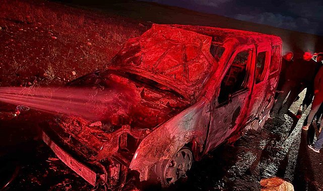 Cizre'de alevlere teslim olan hafif ticari araç kullanılmaz hale geldi