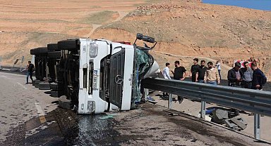 Cizre'de freni boşalan tır devrildi: 1 yaralı