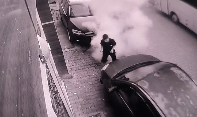 Çocuğun elindeki torpilin patladığı anlar kamerada