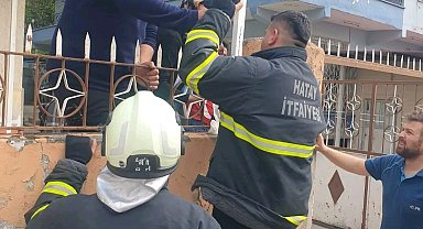 Çocuğun kolu demir korkuluğa saplandı