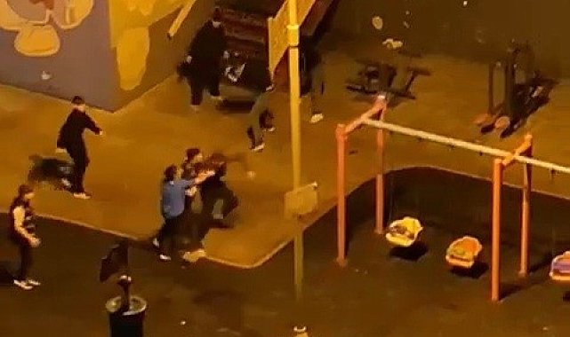 Çocuk parkında tekmeli yumruklu kavga kamerada