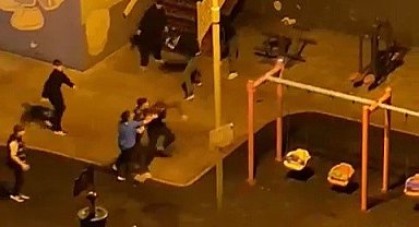 Çocuk parkında tekmeli yumruklu kavga kamerada