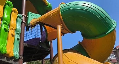 Çocuk parkındaki kaydırağı yakarak tahrip ettiler