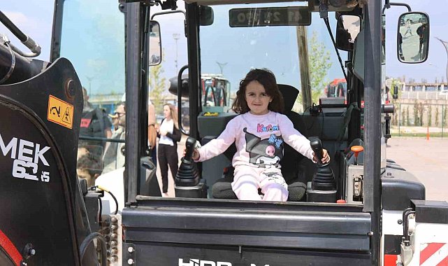 Çocuklar iş makinelerine binmenin heyecanını yaşadı