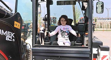 Çocuklar iş makinelerine binmenin heyecanını yaşadı