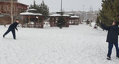 Çocuklar karın tadını kar topu ve futbol oynayarak çıkardı