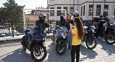 Çocuklar motosiklet tutkularıyla buluştu, ortaya renkli görüntüler çıktı