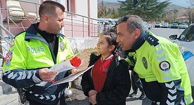 Çocuklardan polis anne ve babalarına sürpriz ziyaret