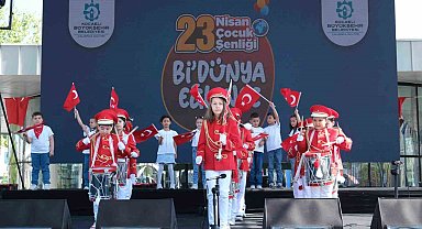 Çocuklardan renkli bando gösterisi