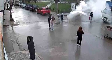 Çocukların camide tehlikeli oyunu