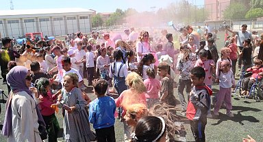 Çocukların festivalinde renkli görüntüler