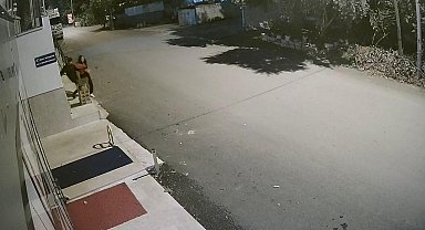 Çöp kutusunu tekmeleyip dağıttı, hiçbir şey yokmuş gibi yoluna devam etti