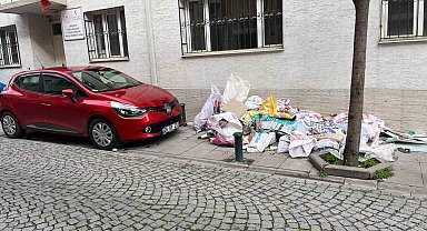 Çöp yığını kaldırımı kapattı