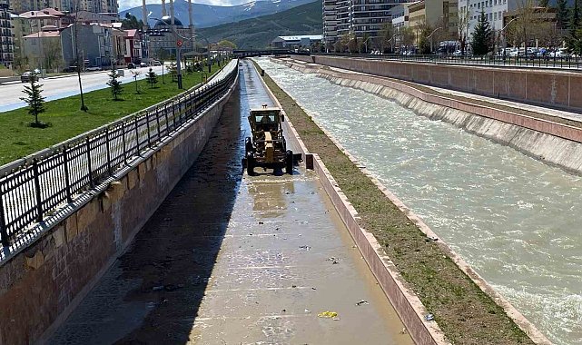 Çöplerle dolu olan yürüyüş yolu sonunda temizleniyor