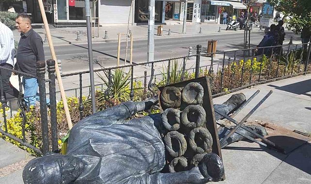 Çorlu Belediyesi tarafından yapılan simitçi heykeli, depreme dayanamayıp yıkıldı