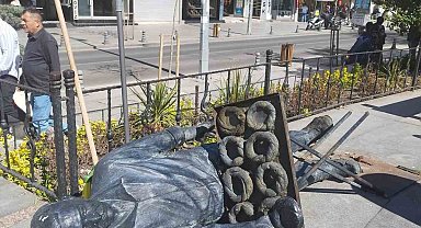 Çorlu Belediyesi tarafından yapılan simitçi heykeli, depreme dayanamayıp yıkıldı