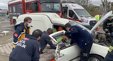 Çorlu'da trafik kazası: Araçta sıkışan yaralıyı itfaiye kurtardı