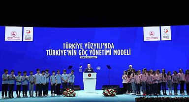 Cumhurbaşkanı Erdoğan: "Dünya nüfusunun yüzde 3,6'sı göçmen. Botlar şişlenerek öldürülen göçmenler var. Bunları hep birlikte gördük, yaşadık. İmkanları sınırlı ülkeler kapasitelerinin çok üzerinde yük alıyor, yardım elini uzatıyor."