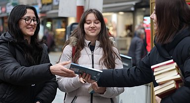 Cumhuriyet Bulvarı'nda kitap sürprizi