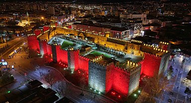 Cumhuriyet meydanı, otizm farkındalık rengi ile ışıklandırıldı