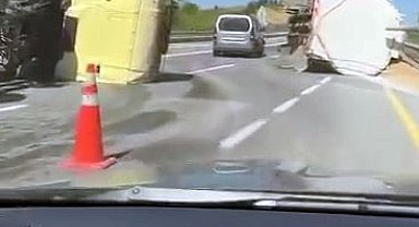 D020'de yem yüklü silobas devrildi: Yemler yola savruldu