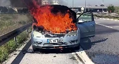 D100'de yanan otomobilini çaresizce izledi: Diğer sürücüler yardımına koştu