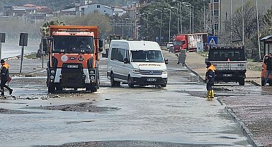 Dalgaların dövdüğü sahil yolunda hasar oluştu