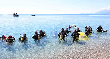 Dalgıçlar Konyaaltı Sahili'nden 80 kilogram atık çıkardı