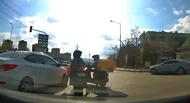 Darp edilen meslektaşını kurtarmak isteyen kadın kurye saldırgana kaskla kafa attı
