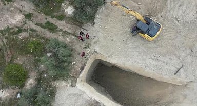 Define için araziyi iş makinasıyla kazarken yakalandılar