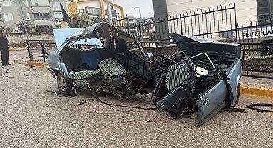 Demir korkuluğa çarpan Fiat Tofaş ikiye ayrıldı