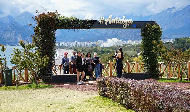 Deniz, güneş ve bayram sevinci Antalya'da buluştu