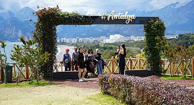 Deniz, güneş ve bayram sevinci Antalya'da buluştu