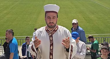 Denizlispor taraftarı, sarık ve cübbe giyip tribünde dua etti