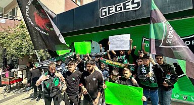 Denizlispor taraftarlarından kadınlara çiçek
