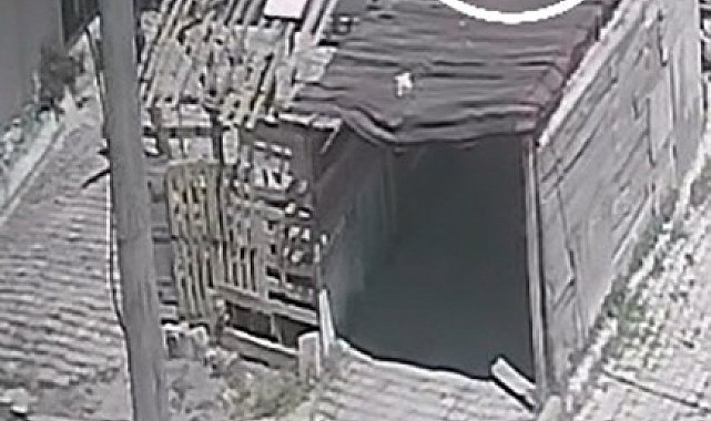 Deprem esnasında evinden garajın üzerine atladı